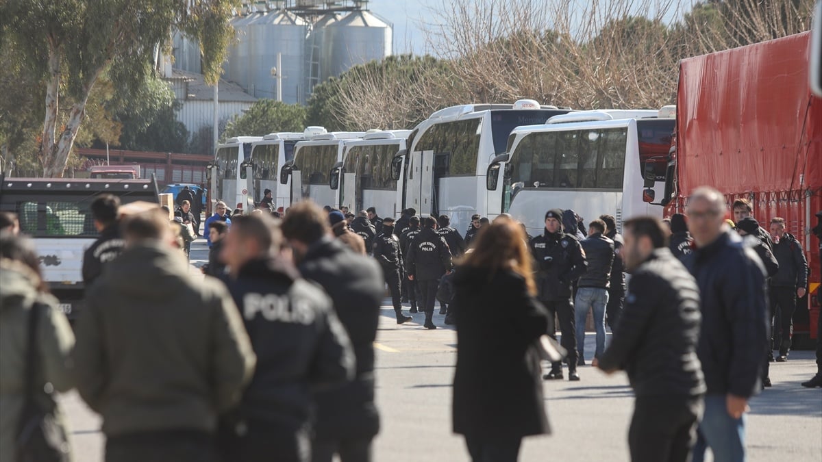 izmirden-gonullu-225-polis-deprem-bolgesine-gidiyor_38f0b258.jpg