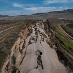 Kahramanmaraş'ta deprem nedeniyle ikiye bölünen yol havadan görüntülendi