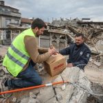 Kuş gözlemcisi Alper Tüydeş, deprem bölgesinde yuvasız kalan güvercinlere sahip çıkıyor