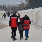 Malatyalı depremzedelerin yardımına "kırmızı yelekliler" koşuyor