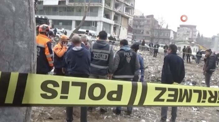 Kahramanmaraş'ta depremin 49'ncu gününde enkazdan bir kadının cansız bedeni çıkartıldı