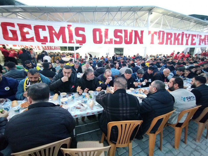 Deprem bölgesi Hatay'da taraftar grupları birlikte iftar yaptı