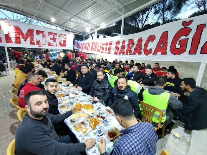 Deprem bölgesi Hatay'da taraftar grupları birlikte iftar yaptı