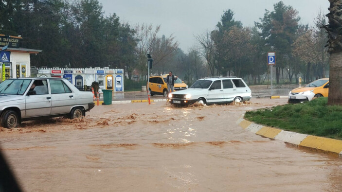 Şanlıurfa’da sağanak yağış etkili oldu #1