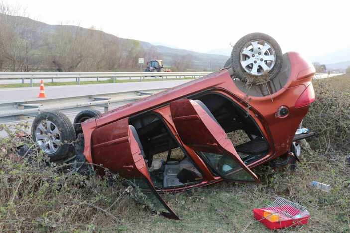 Amasya’da otomobil bariyere çarparak takla attı: 4 yaralı #1