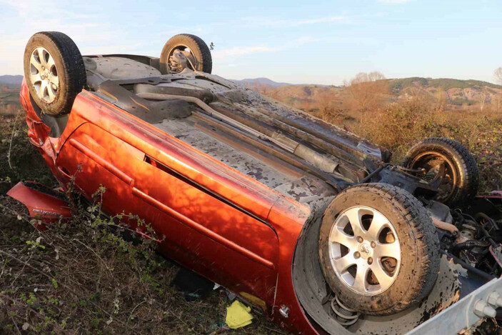 Amasya’da otomobil bariyere çarparak takla attı: 4 yaralı #5