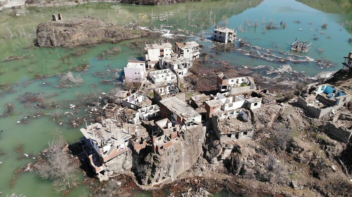 Su seviyesi 78 metre oldu! Sular altında kalacak olan Yusufeli'nde son esnaflar da dükkanlarına kilit vurdu