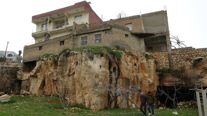 Mardin'de mağara üzerine ev inşa ettiler