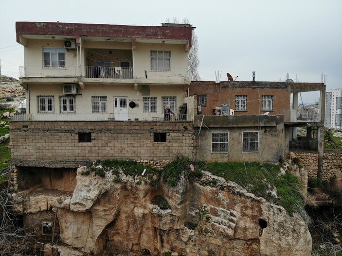 Mardin'de mağara üzerine ev inşa ettiler