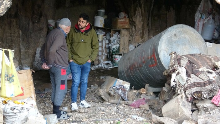 Mardin'de mağara üzerine ev inşa ettiler