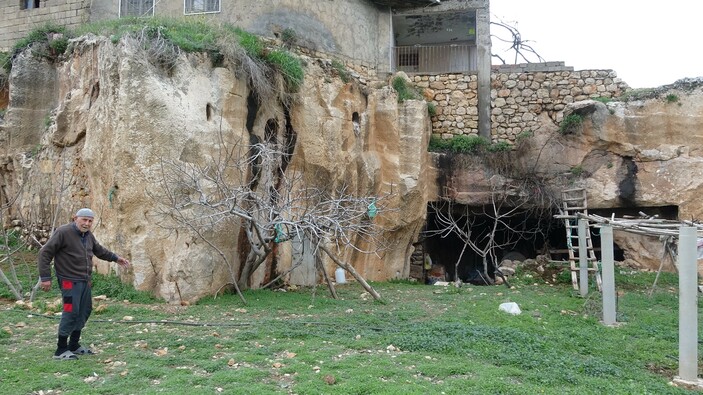 Mardin'de mağara üzerine ev inşa ettiler