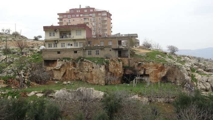 Mardin'de mağara üzerine ev inşa ettiler