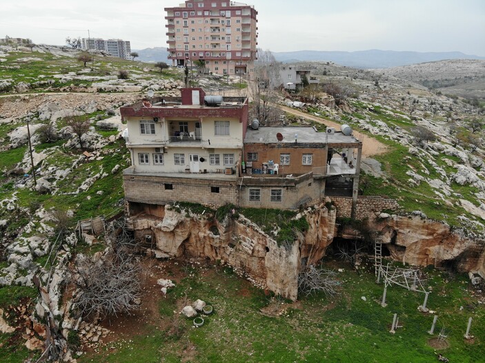 Mardin'de mağara üzerine ev inşa ettiler