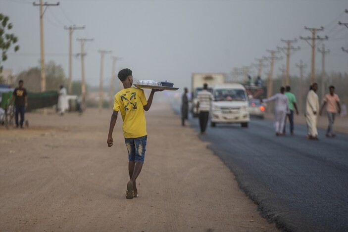 Ramazan gelenekleri sofraları şenlendiriyor! Sudan'da yol keserek iftara davet ediyorlar