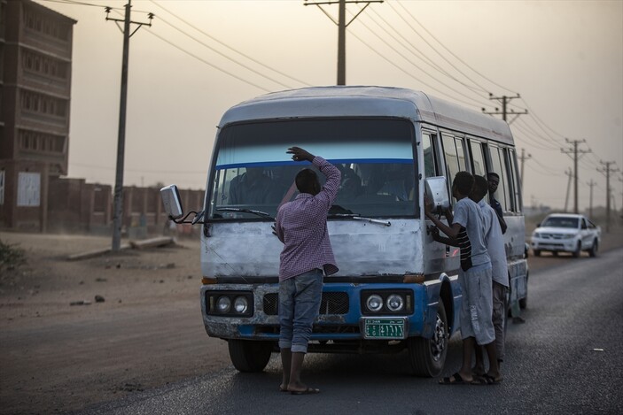 Ramazan gelenekleri sofraları şenlendiriyor! Sudan'da yol keserek iftara davet ediyorlar