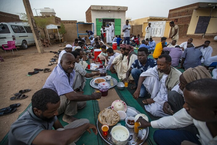 Ramazan gelenekleri sofraları şenlendiriyor! Sudan'da yol keserek iftara davet ediyorlar