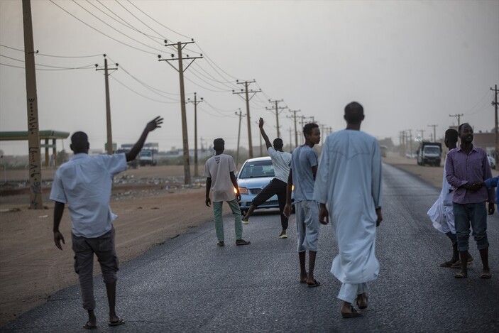 Ramazan gelenekleri sofraları şenlendiriyor! Sudan'da yol keserek iftara davet ediyorlar