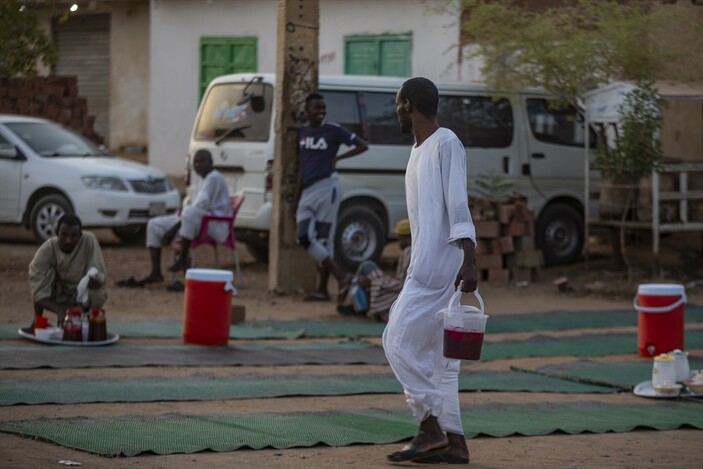 Ramazan gelenekleri sofraları şenlendiriyor! Sudan'da yol keserek iftara davet ediyorlar