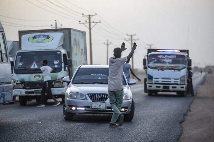 Ramazan gelenekleri sofraları şenlendiriyor! Sudan'da yol keserek iftara davet ediyorlar