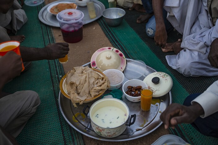 Ramazan gelenekleri sofraları şenlendiriyor! Sudan'da yol keserek iftara davet ediyorlar