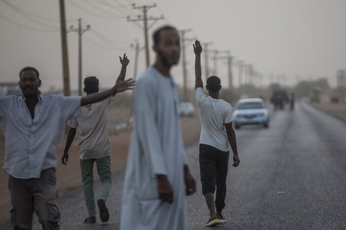 Ramazan gelenekleri sofraları şenlendiriyor! Sudan'da yol keserek iftara davet ediyorlar