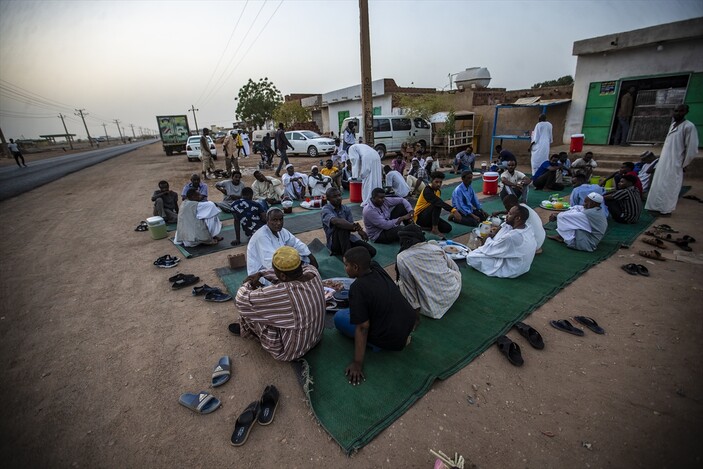 Ramazan gelenekleri sofraları şenlendiriyor! Sudan'da yol keserek iftara davet ediyorlar