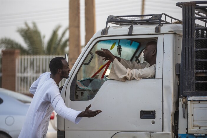 Ramazan gelenekleri sofraları şenlendiriyor! Sudan'da yol keserek iftara davet ediyorlar