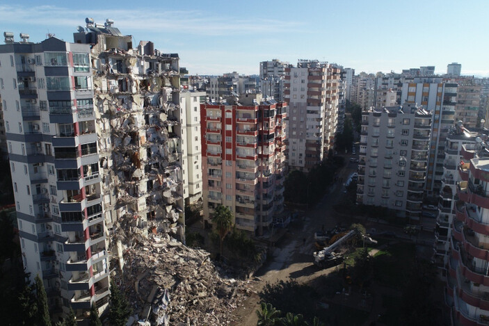 Adana'da yıkılan binanın müteahhidi kendini savundu: Yalnızca bir kısmı yıkıldı