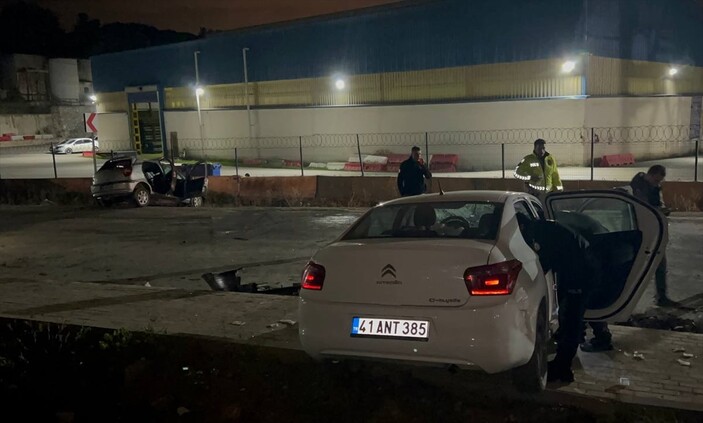 Kocaeli'de otomobillerin kafa kafaya çarpıştığı kazada 5 kişi yaralandı