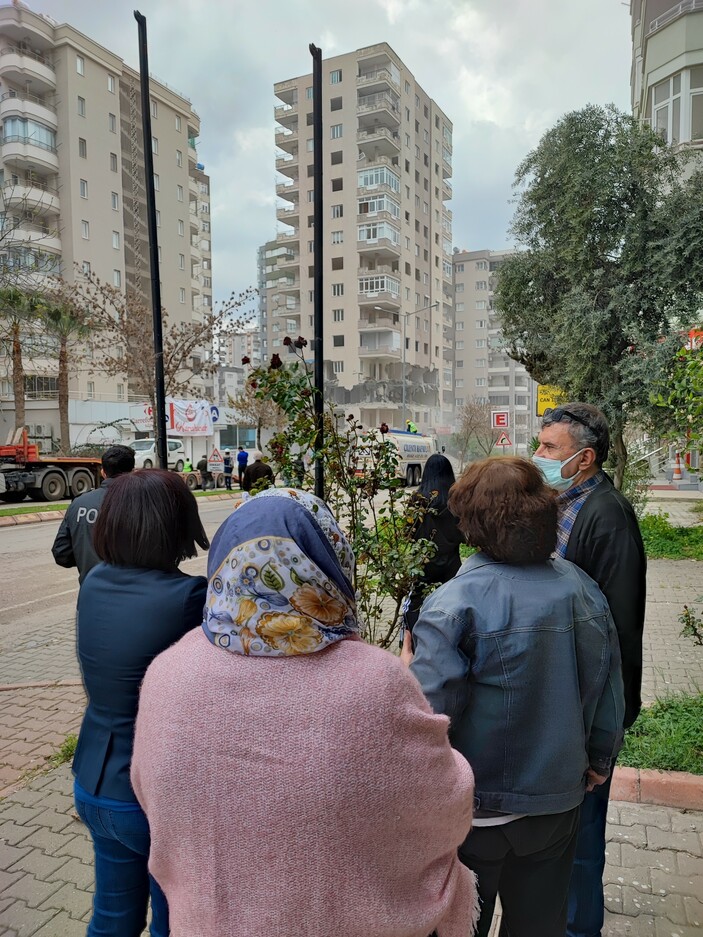 Adana'da kontrollü yıkım! Onlarca kişi o anları izledi