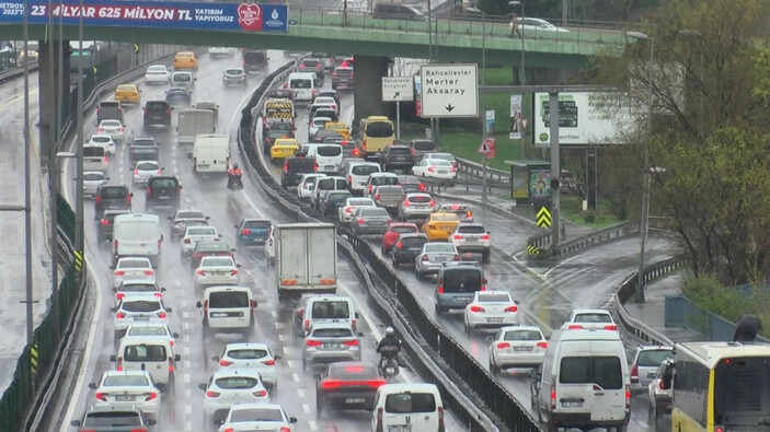 İstanbul'da yağmur trafiği etkiledi, yoğunluk yüzde 70'i aştı   #6