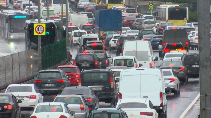 İstanbul'da yağmur trafiği etkiledi, yoğunluk yüzde 70'i aştı   #2