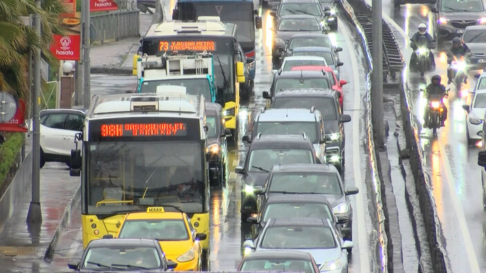 İstanbul'da yağmur trafiği etkiledi, yoğunluk yüzde 70'i aştı   #5