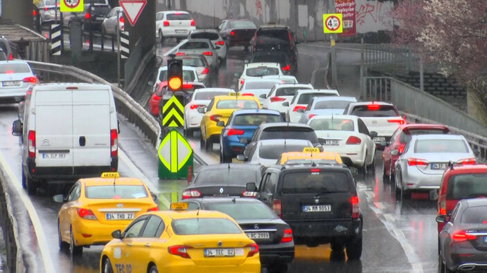 İstanbul'da yağmur trafiği etkiledi, yoğunluk yüzde 70'i aştı   #4