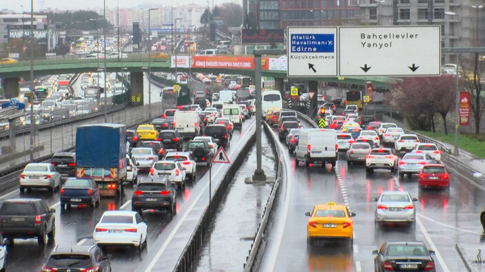 İstanbul'da yağmur trafiği etkiledi, yoğunluk yüzde 70'i aştı   #3