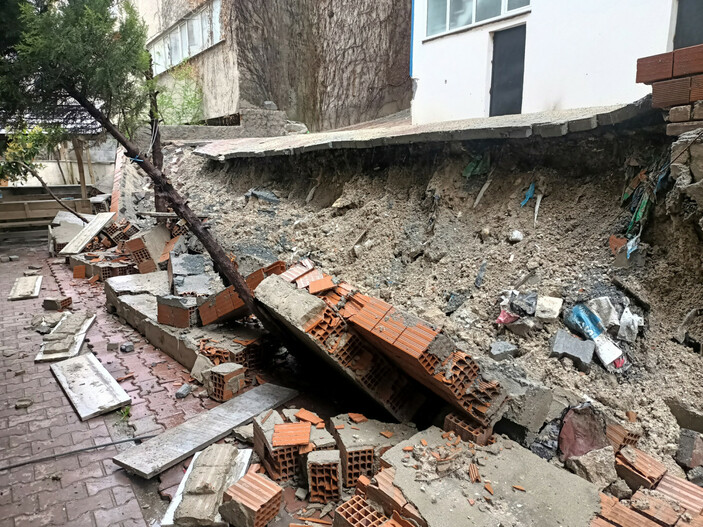 Beylikdüzü'nde aşırı yağmur nedeniyle bahçe duvarı çöktü