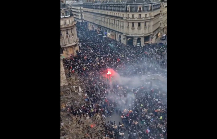 Fransa Paris'te Macron karşıtları sokağa indi