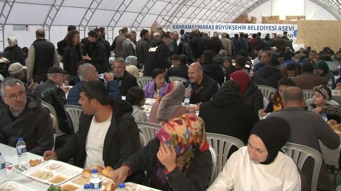 Süleyman Soylu, iftarını depremzedelerle birlikte yaptı