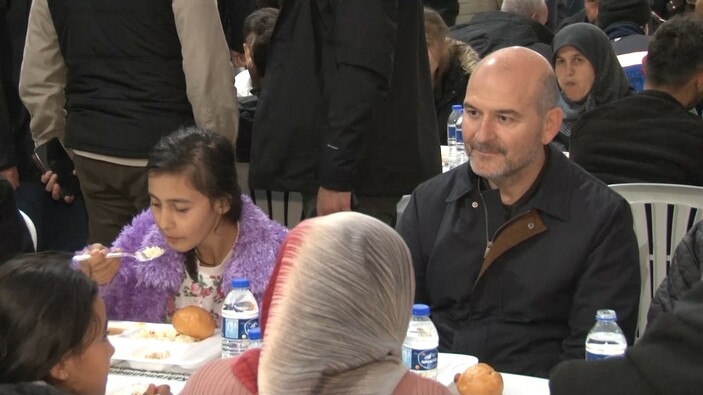 Süleyman Soylu, iftarını depremzedelerle birlikte yaptı