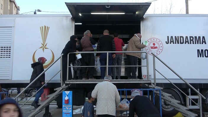 Süleyman Soylu, iftarını depremzedelerle birlikte yaptı