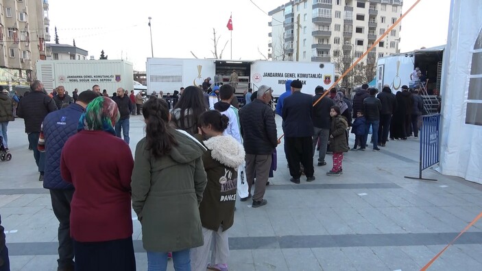 Süleyman Soylu, iftarını depremzedelerle birlikte yaptı