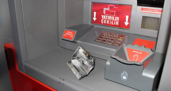 ATM başına gelir gelmez bakın! Sonradan pişmanlık ne fayda...Kontrol eden parasını koruyor...