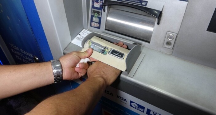 ATM başına gelir gelmez bakın! Sonradan pişmanlık ne fayda...Kontrol eden parasını koruyor...