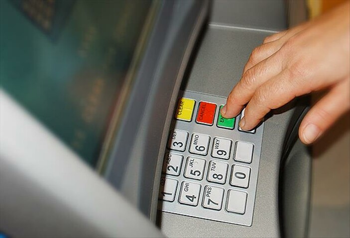 ATM başına gelir gelmez bakın! Sonradan pişmanlık ne fayda...Kontrol eden parasını koruyor...