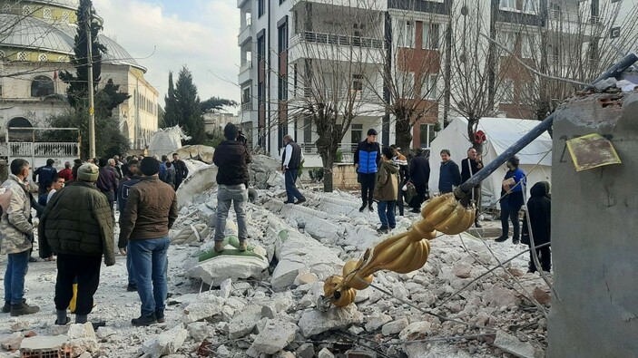 Adıyaman'da kontrollü yıkılan minare evin üzerine devrildi