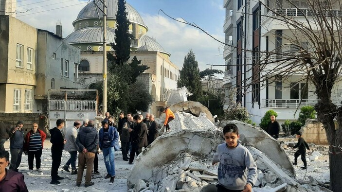 Adıyaman'da kontrollü yıkılan minare evin üzerine devrildi