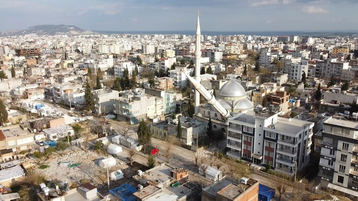 Adıyaman'da kontrollü yıkılan minare evin üzerine devrildi