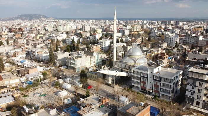 Adıyaman'da kontrollü yıkılan minare evin üzerine devrildi