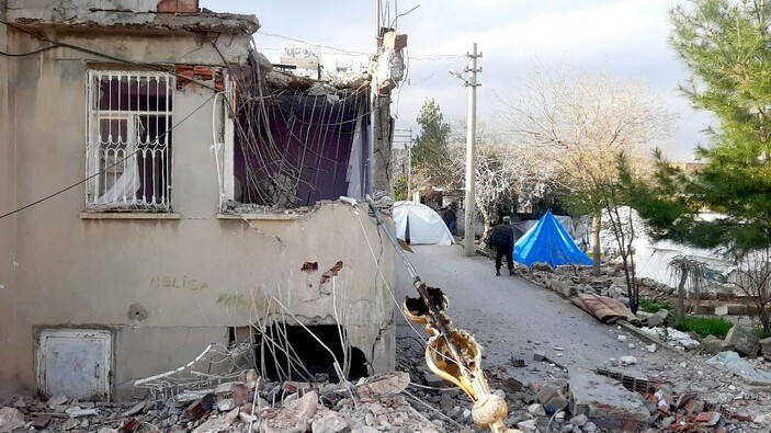 Adıyaman'da kontrollü yıkılan minare evin üzerine devrildi