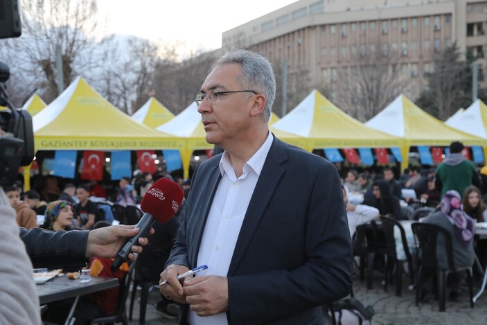 Gaziantep Büyükşehir’in kurduğu iftar çadırlarında 15 bin kişi ağırlanıyor